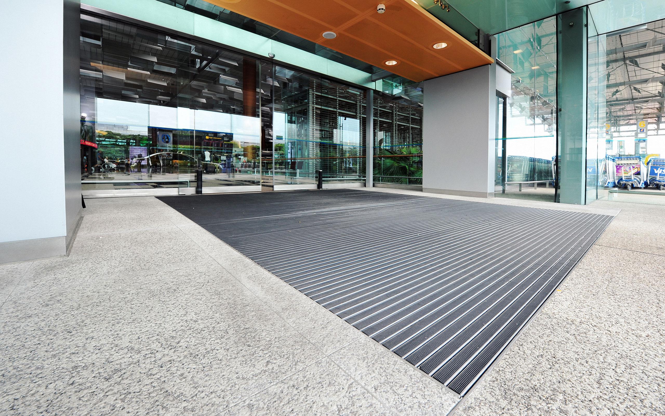 Fußmattensysteme für Flughäfen, Terminals und Bahnhöfe von fuma Hauszubehör GmbH