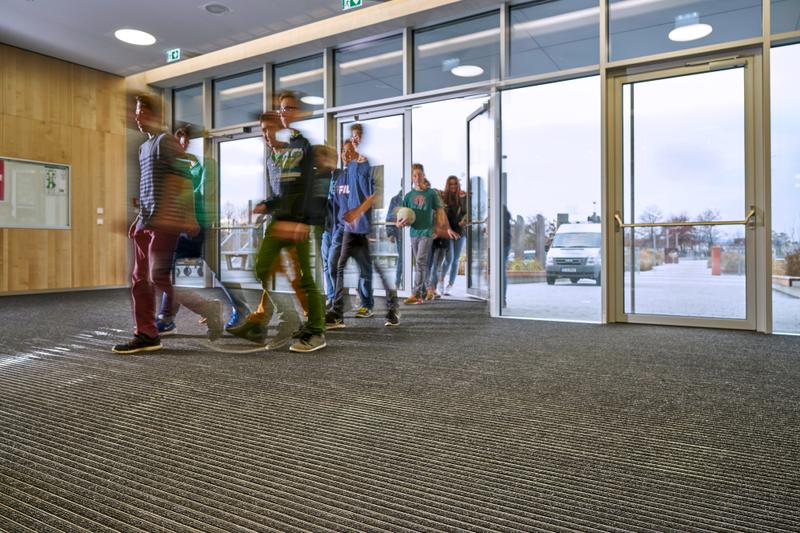 Großflächige Verlegung von Fußmattensystemen im Willibald-Gluck-Gymnasium